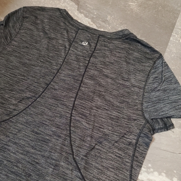 Lululemon Long Distance short sleeve shirt. Dark heathered grey/black. Size 6. - Picture 6 of 9